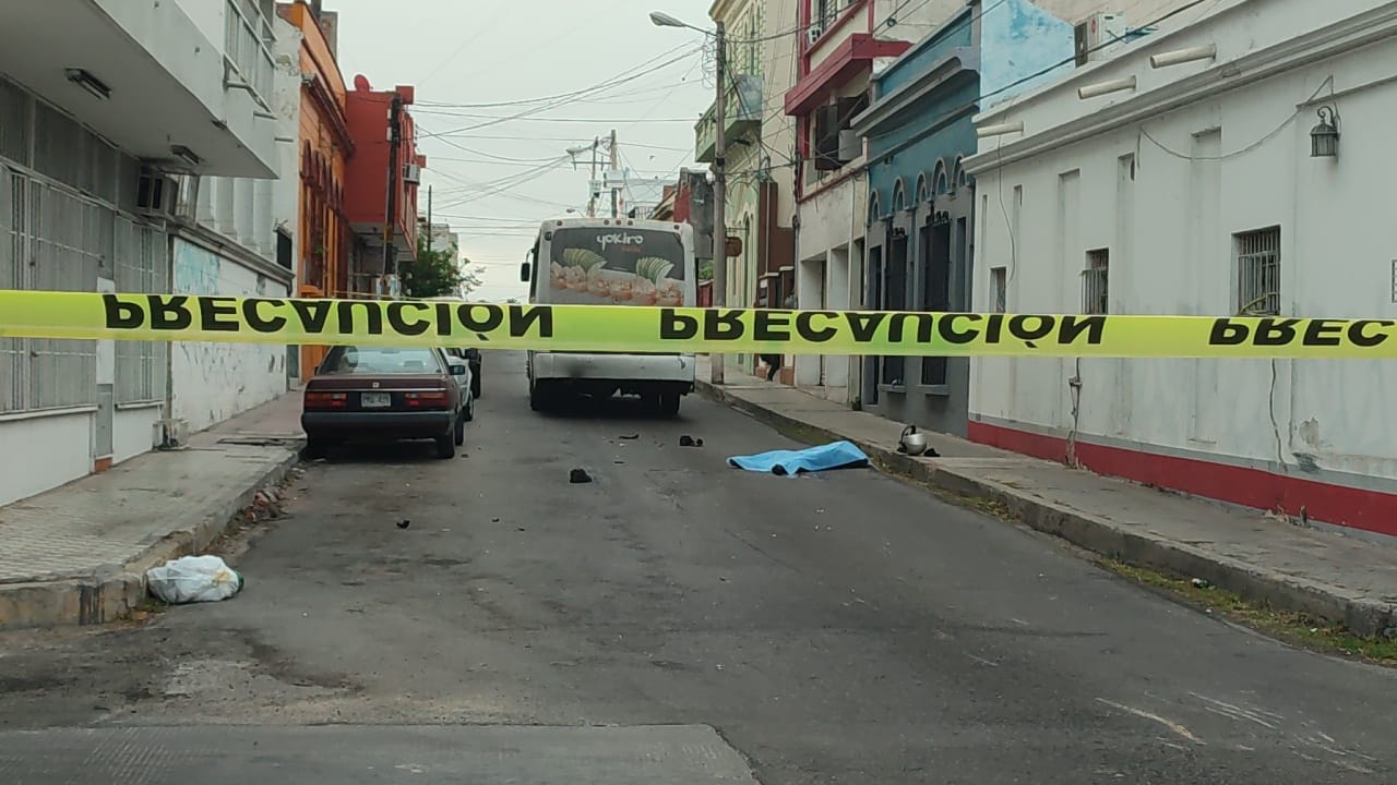 Muere motociclista al pasarse un alto y ser atropellado por un camión, en Mazatlán