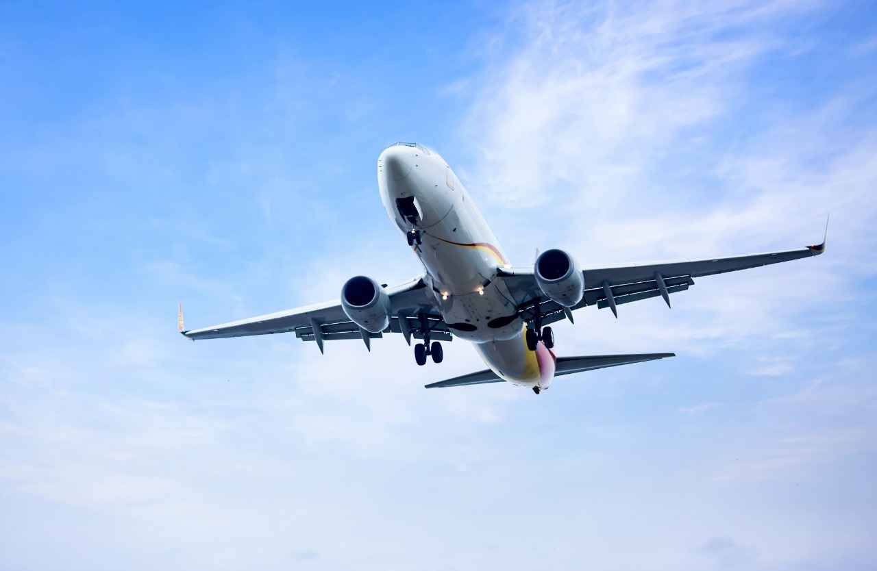 Pasajero se autolesiona en baño de avión y obliga a aterrizaje de emergencia en Sonora