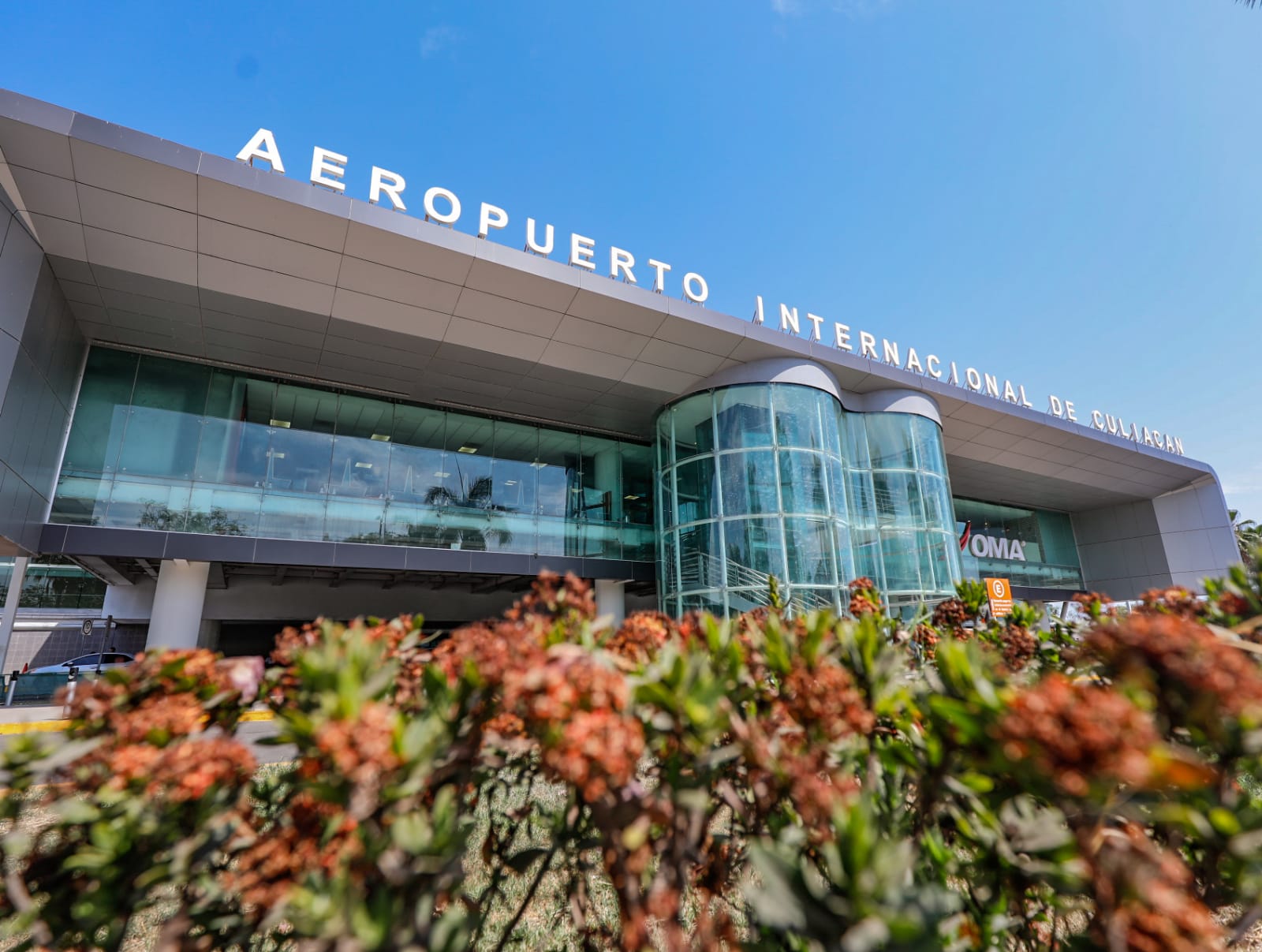 Niño de 2 años mete la mano a la banda de maletas del Aeropuerto de Culiacán y resulta lesionado