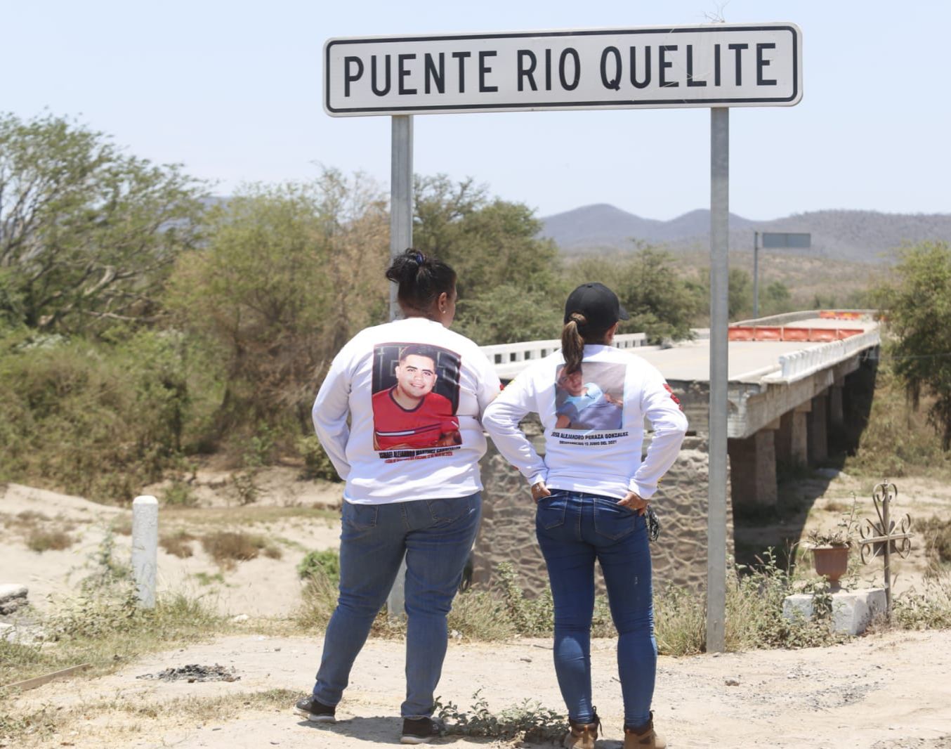 Aguardaban a AMLO bajo el sol en el puente de El Quelite, familiares de desaparecidos le piden su apoyo