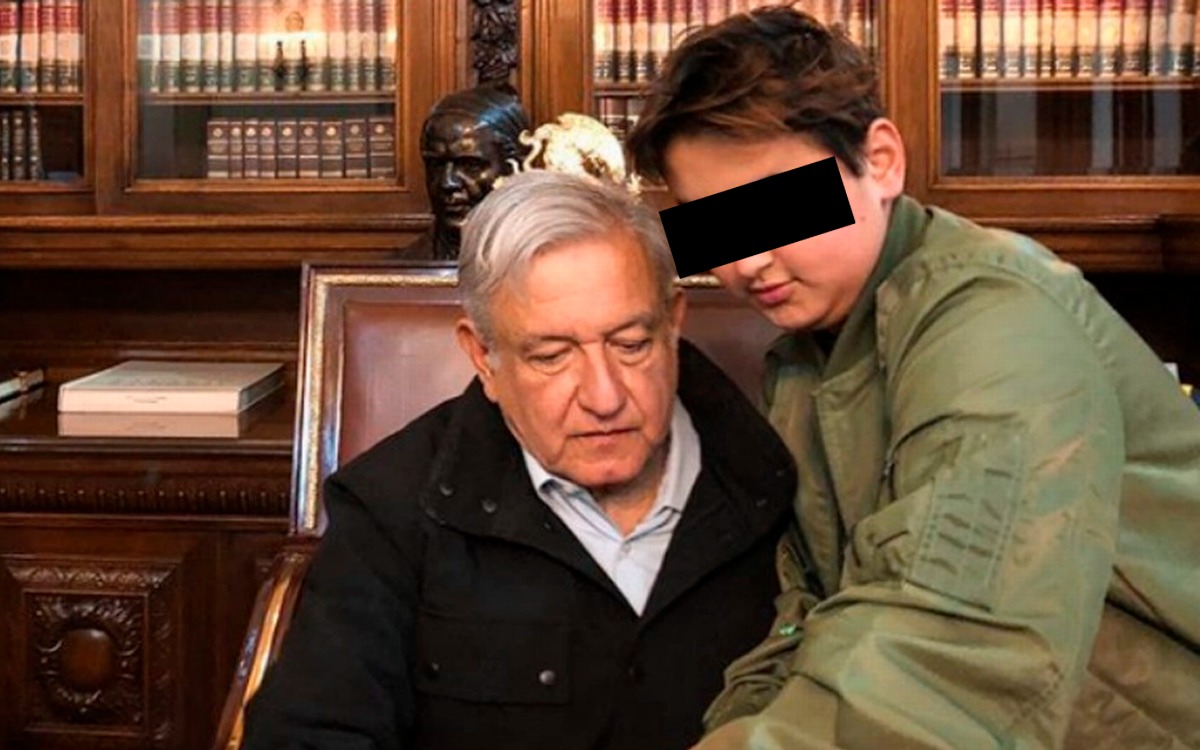 ¿Vapeando o fumando? Difunden video de Jesús Ernesto, hijo de AMLO, ‘echando humo’ en oficina de gobierno