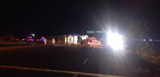 Fuerte accidente de tráiler y camioneta, deja un saldo de 6 familiares fallecidos; 3 eran menores (video)