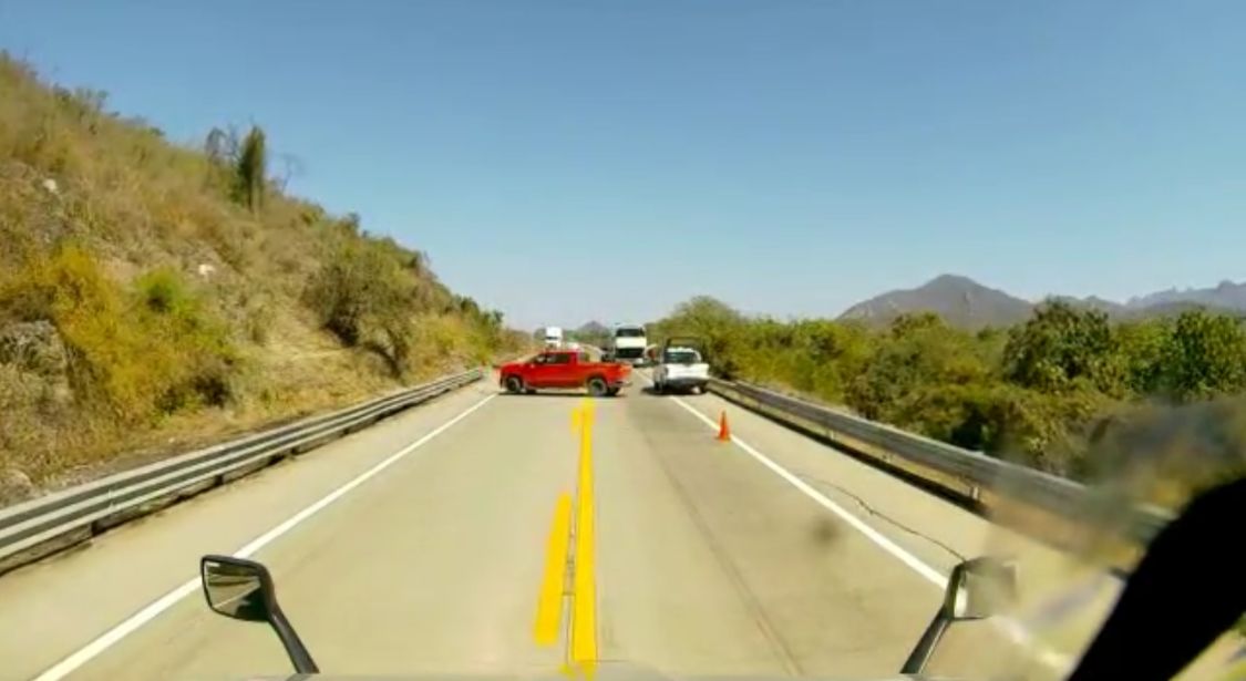 (VIDEO) Comando armado somete a elementos de la Guardia Nacional en carretera de Sinaloa 