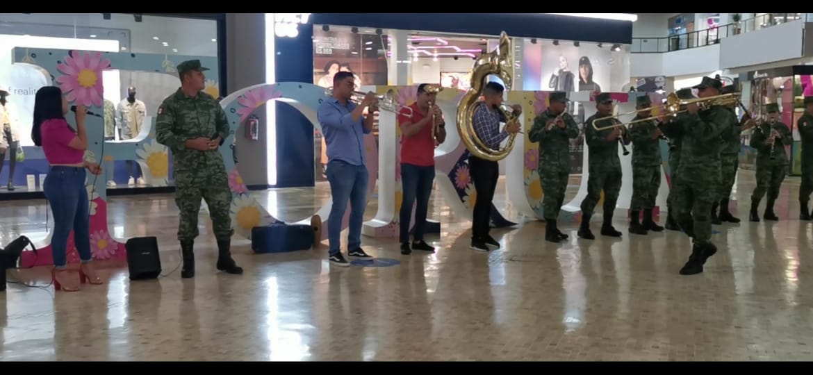 Con performance ‘Flasmob’ elementos de la III Región Militar encantan a culichis que paseaban en plaza comercial