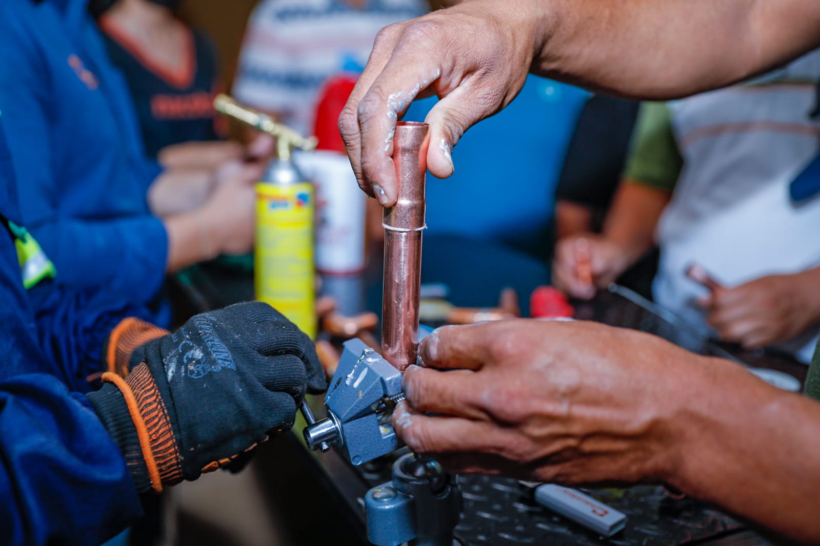 Escasean plomeros y electricistas; Icatsin impulsa que jóvenes aprendan oficios