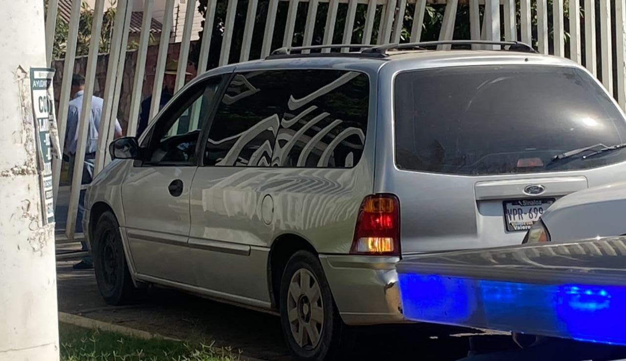 Conductora se equivoca de desviación y derriba un portón de la Sepyc en Culiacán
