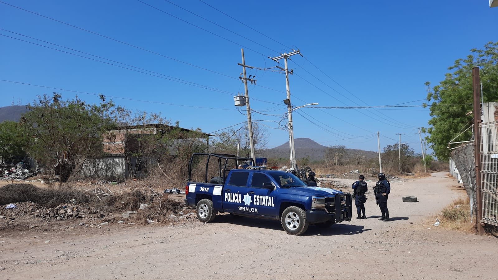 Emplayado y envuelto en hules negros encuentran cadáver al sur de Culiacán