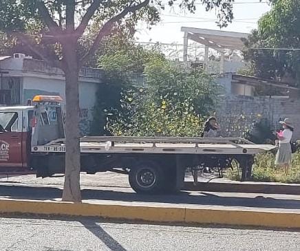 ‘Le quitan’ 700 pesos por servicio de grúa sin mover su vehículo; acusa contuberio entre el empleado de esta empresa y transito
