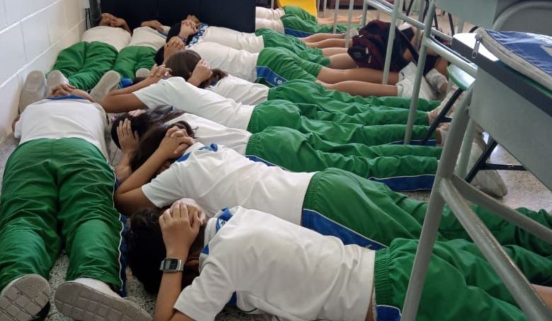 Héroes sin capa| ‘Si nos toca pues en el suelo’; maestras pusieron pecho tierra a niños durante balacera en Culiacán