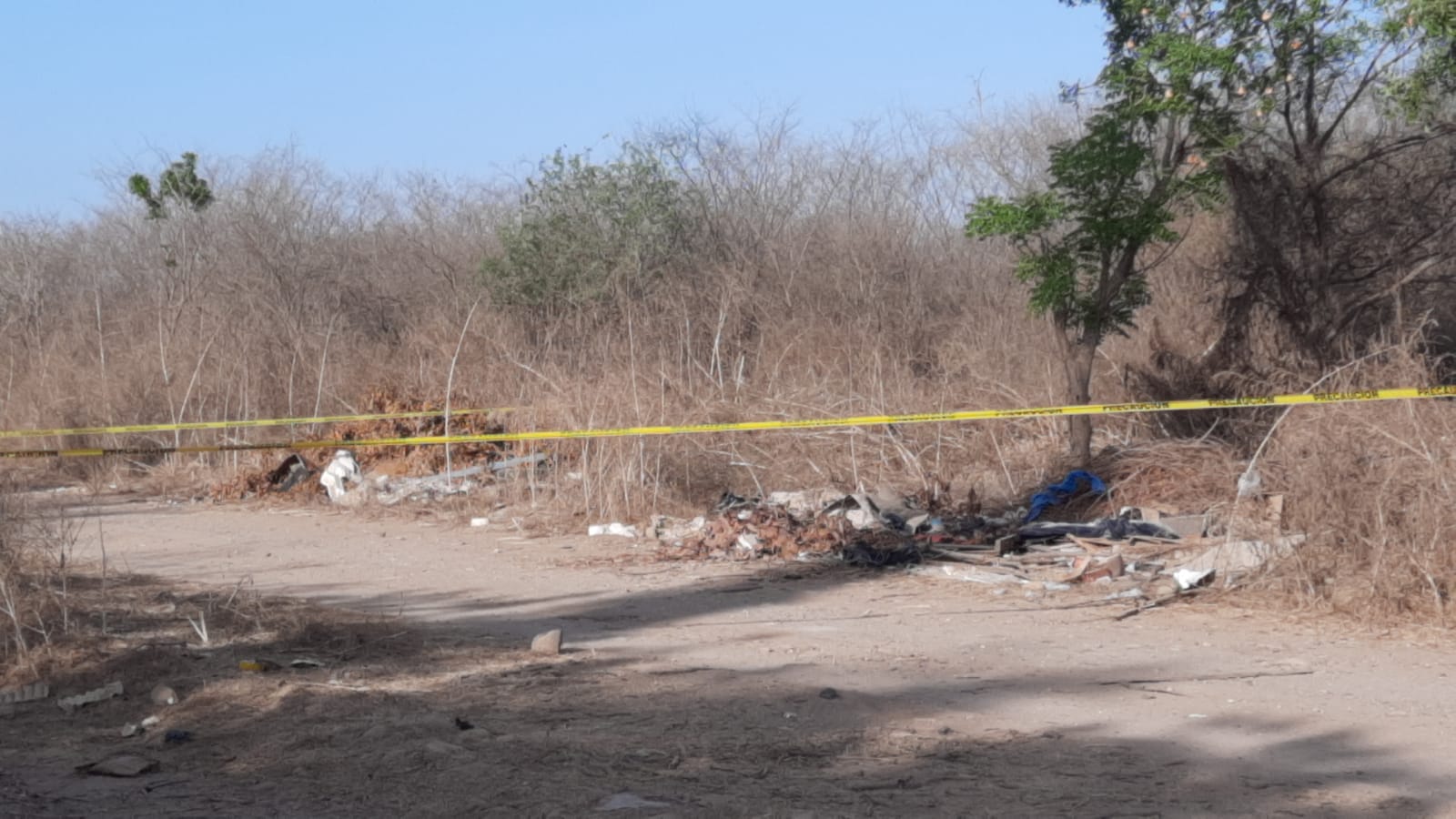 Con medio cuerpo en una bolsa y con los pies encintados fue localizado un hombre sin vida, en Culiacán
