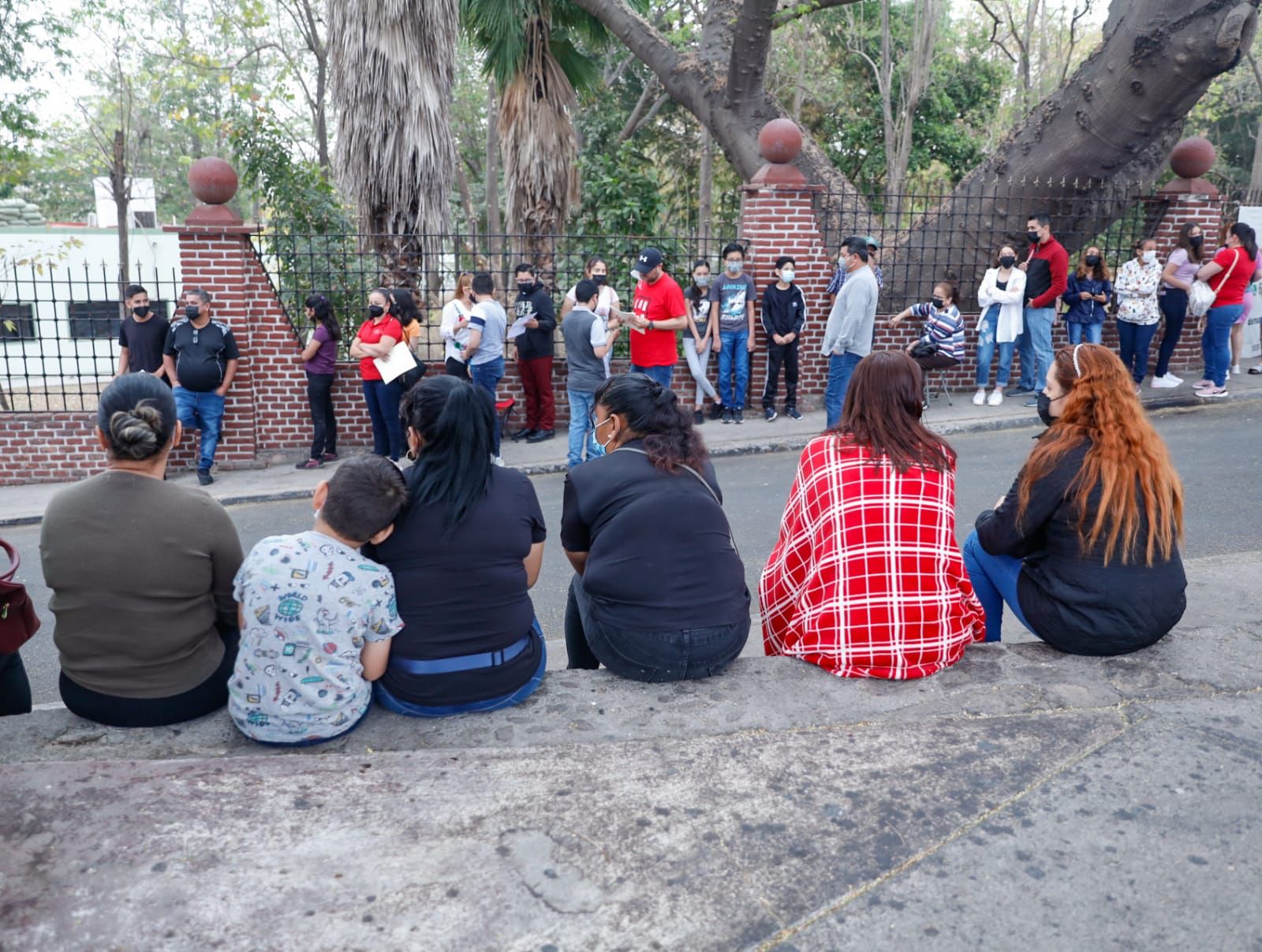 Atención papás: si tu hijo tiene alguno de estos síntomas, debes esperar para vacunarlos contra COVID-19