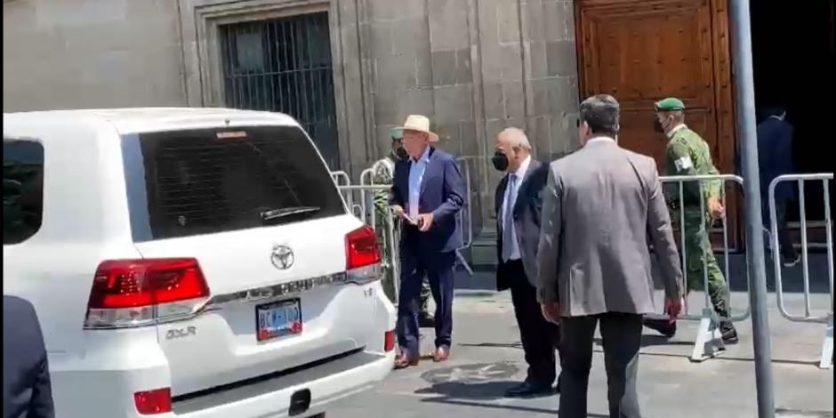 ¿Se enteró Biden? Tras desafío de AMLO de faltar a la Cumbre de las Américas, Ken Salazar visita Palacio Nacional