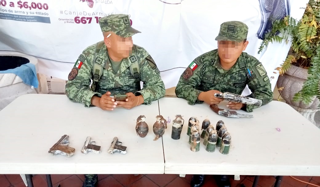 ¡Tenía un arsenal! Vecino de El Fuerte canjea 17 armas y granadas, todas útiles en campaña de donación