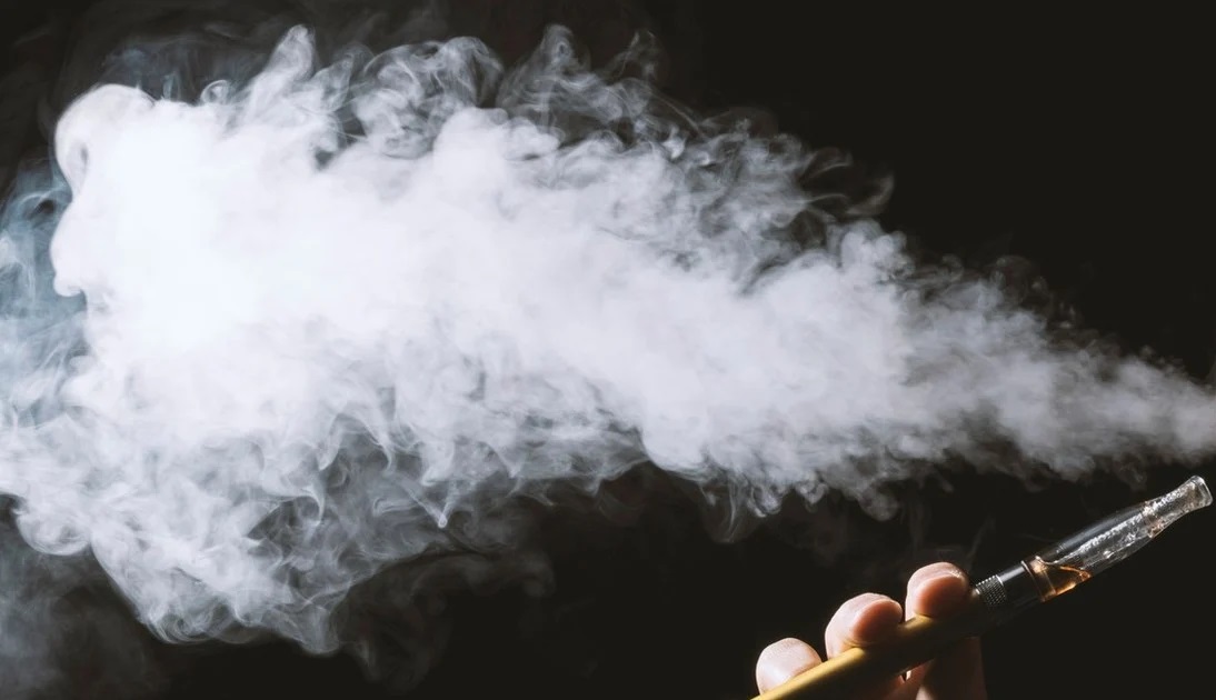 Hace un mes hijo de AMLO fue ventilado ‘echando humo’ en Palacio; hoy el Presidente prohíbe los vapeadores