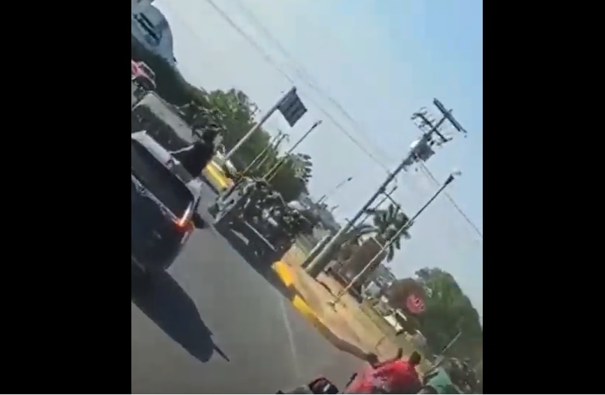 ‘Tírale’… fuerzas del Ejército son perseguidas por un comando armado en Nueva Italia, Michoacán (video)