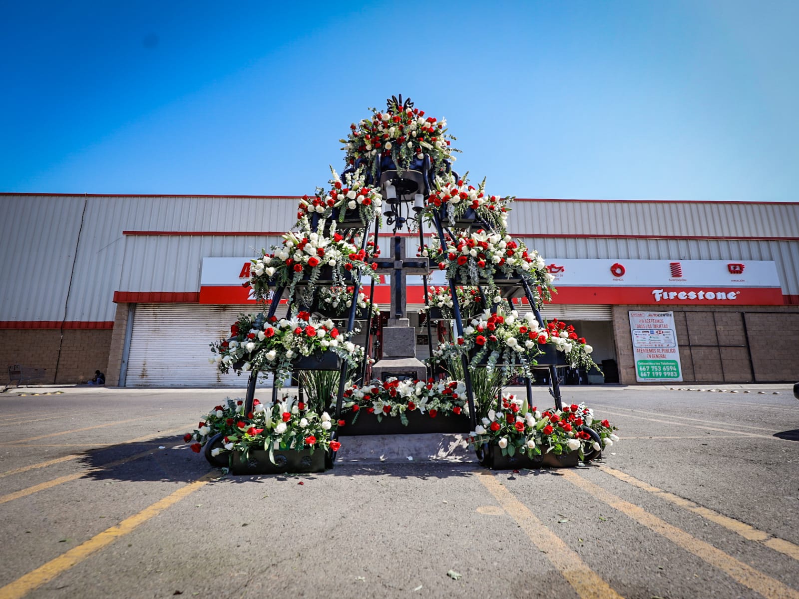 Por su cumpleaños, decoran con rosas rojas y blancas el cenotafio de Édgar Guzmán, hijo del ‘Chapo’ asesinado en Culiacán