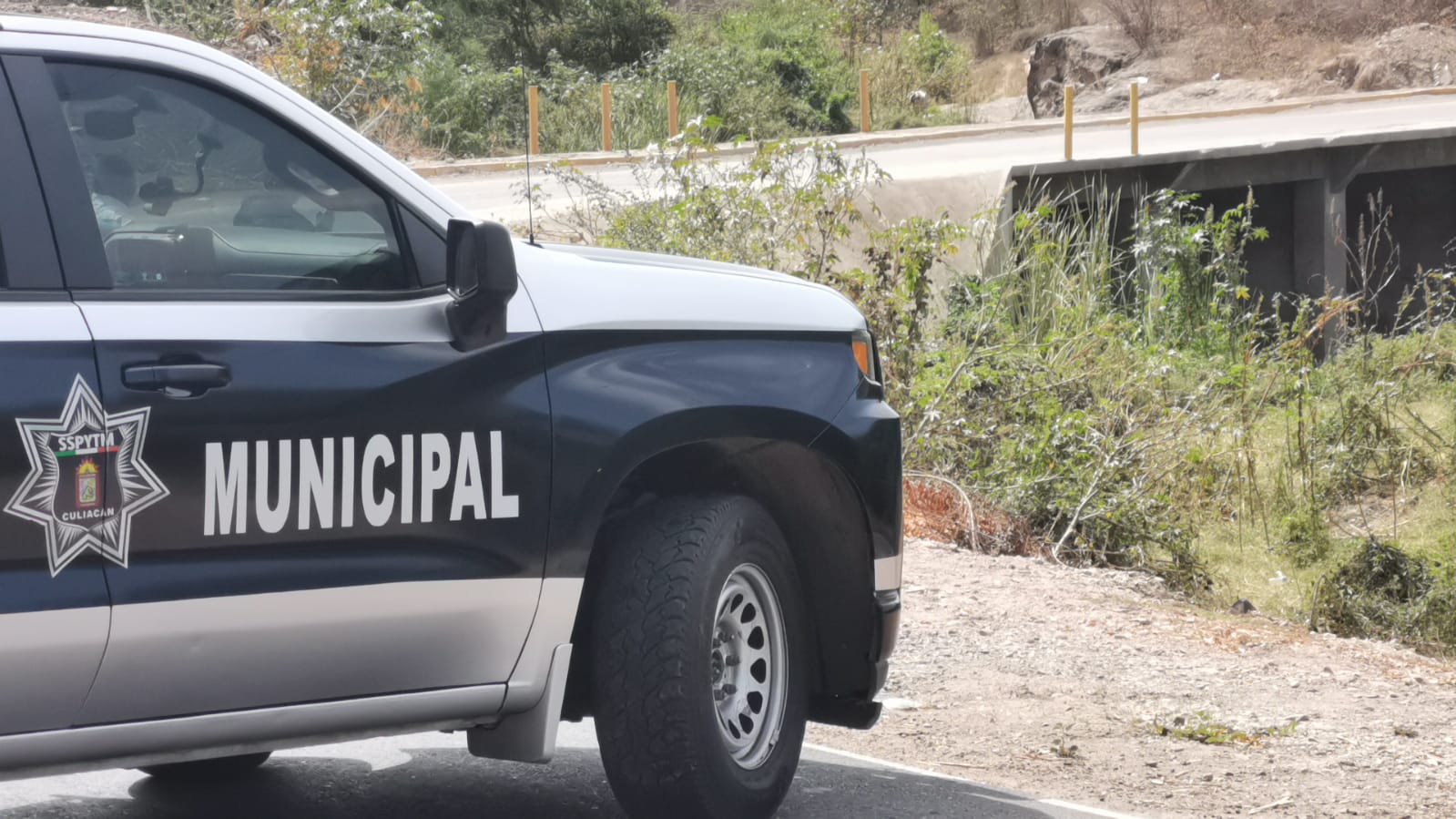 ‘Encobijado’ y con huellas de violencia encuentran el cadáver de un hombre al oriente de Culiacán