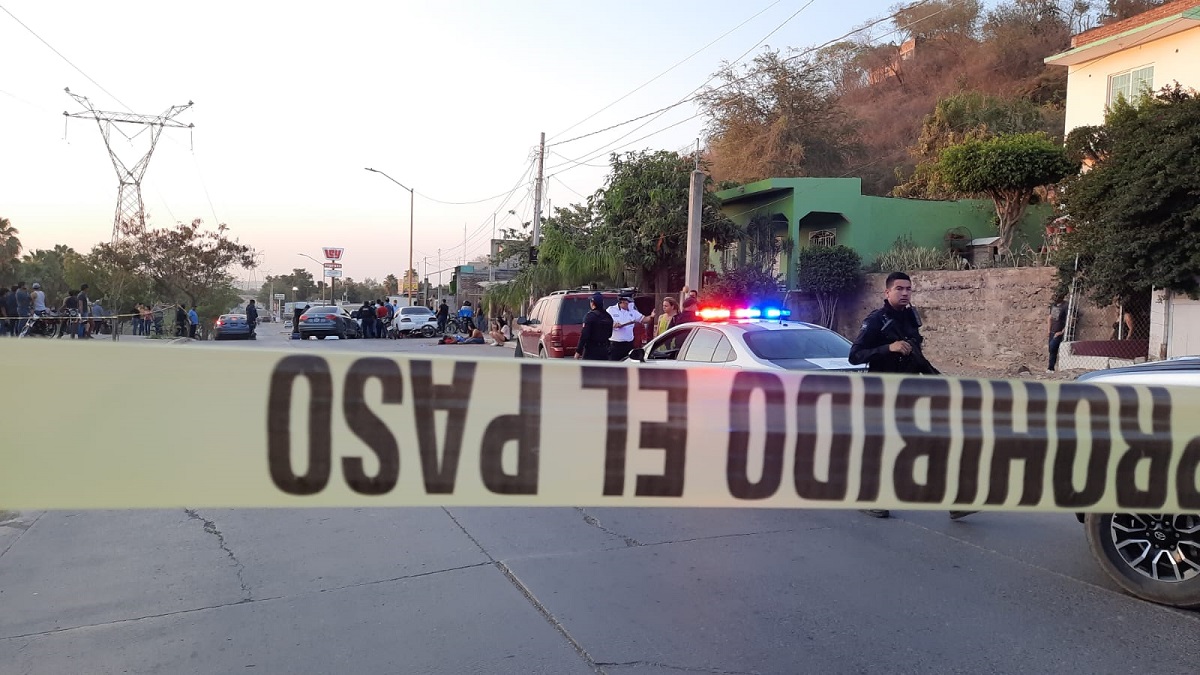 Muere adolescente de 13 años al derrapar en su motocicleta y ser atropellado por un vehículo, en Culiacán