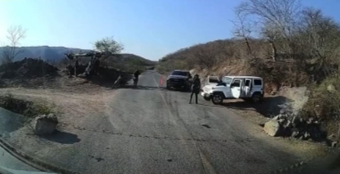 En visita de AMLO, hombres armados ponen retén en La Tuna, Badiraguato