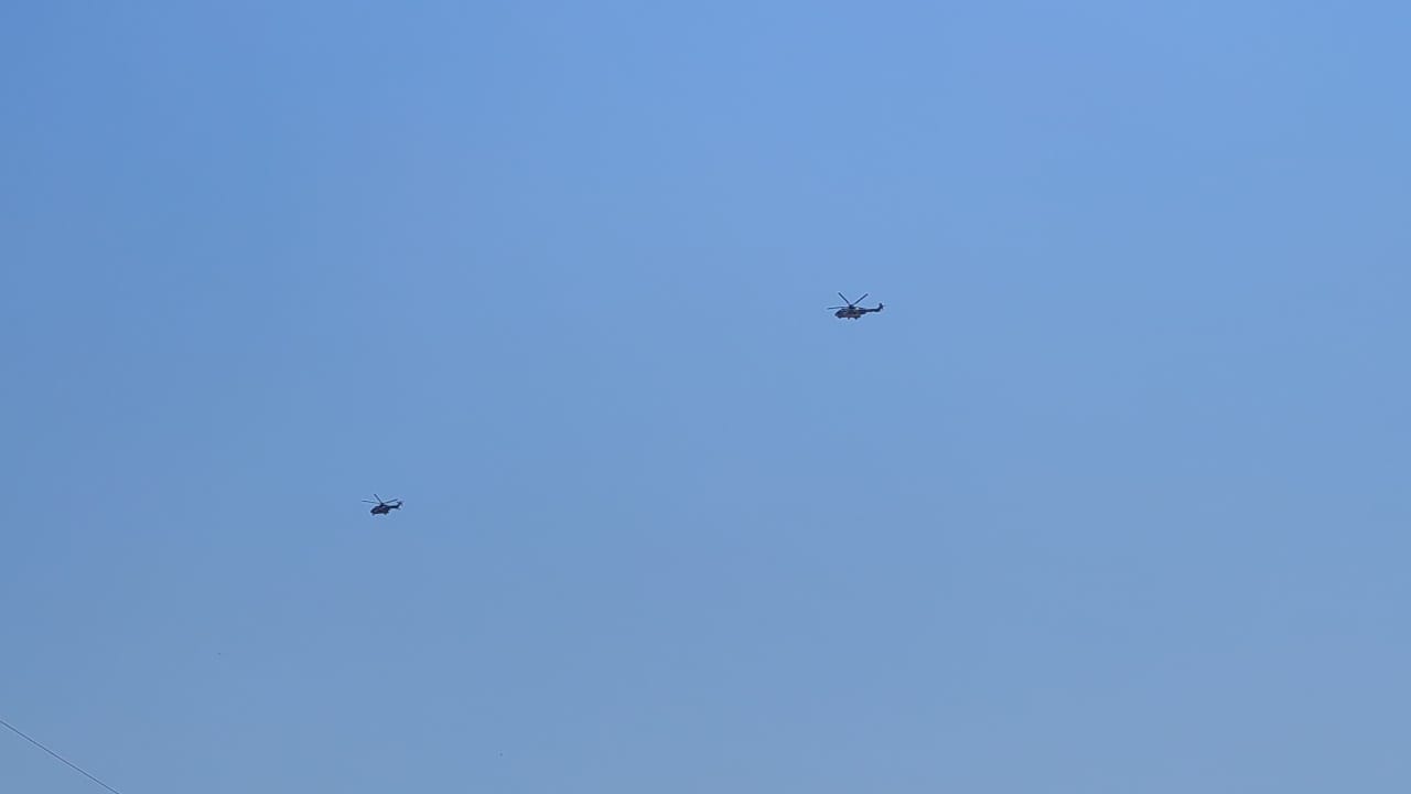 Llega por aire AMLO a la Picachos y custodiado por cuatro helicópteros de la GN; lo esperan manifestantes