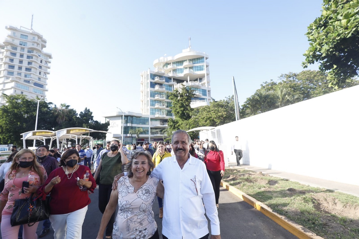 ‘Alto a la persecución política’; con todo y porra, Estrada Ferreiro recibe a AMLO en hotel de Culiacán