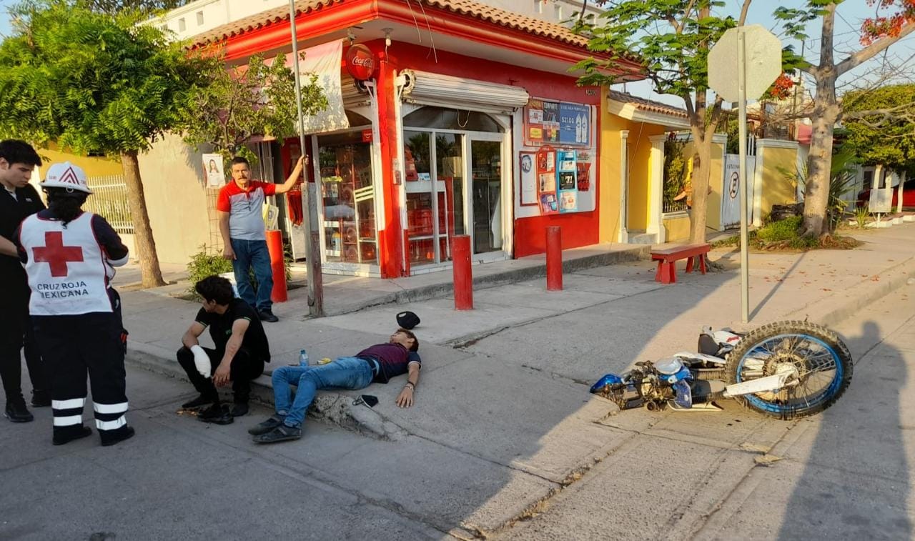 Jóvenes se brincan alto en una moto y chocan contra automóvil en ...