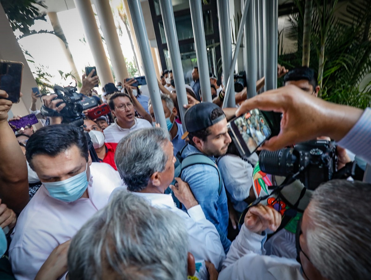 En medio de empujones, Estrada Ferreiro responde oficio sobre juicio político al Congreso