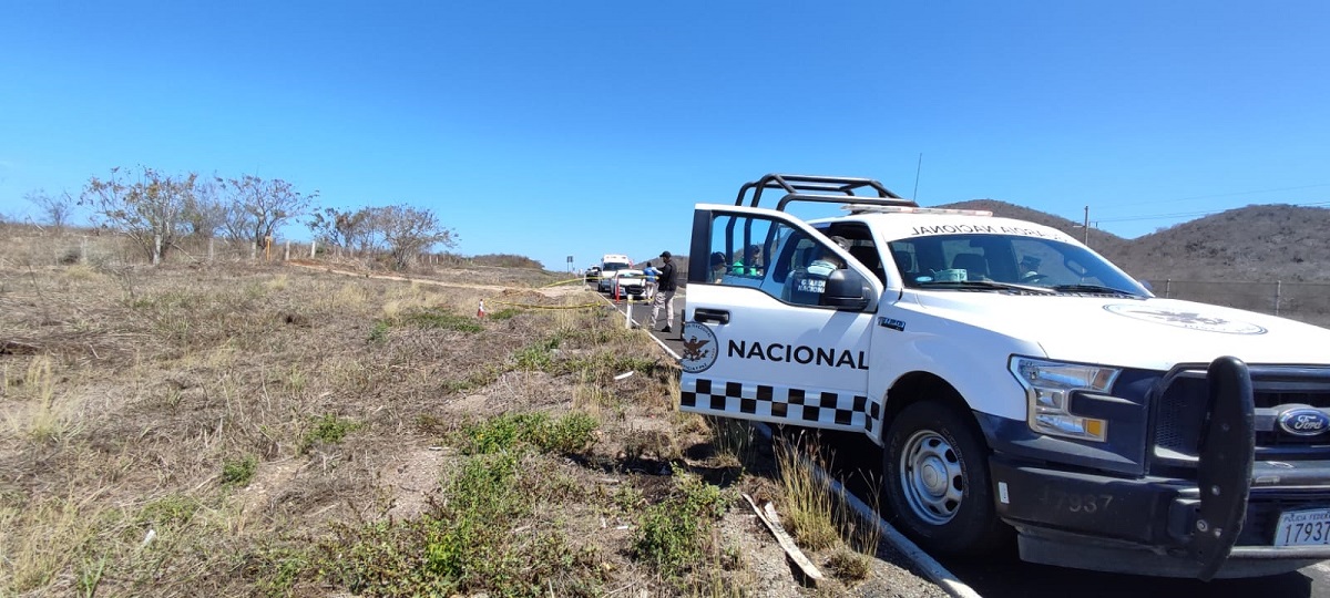 Sujetos armados despojan vehículo de lujo en Choix