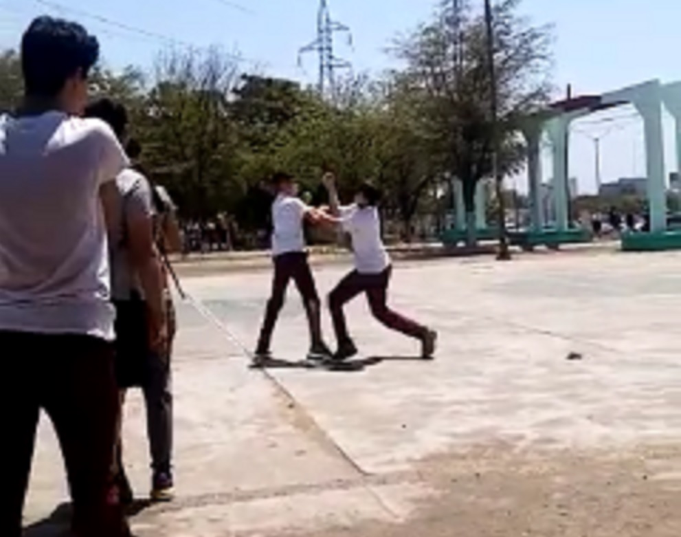 (VIDEO) Nuevo reto: Alumnos de la ETI 1 se agarran a golpes para demostrar quién es más fuerte