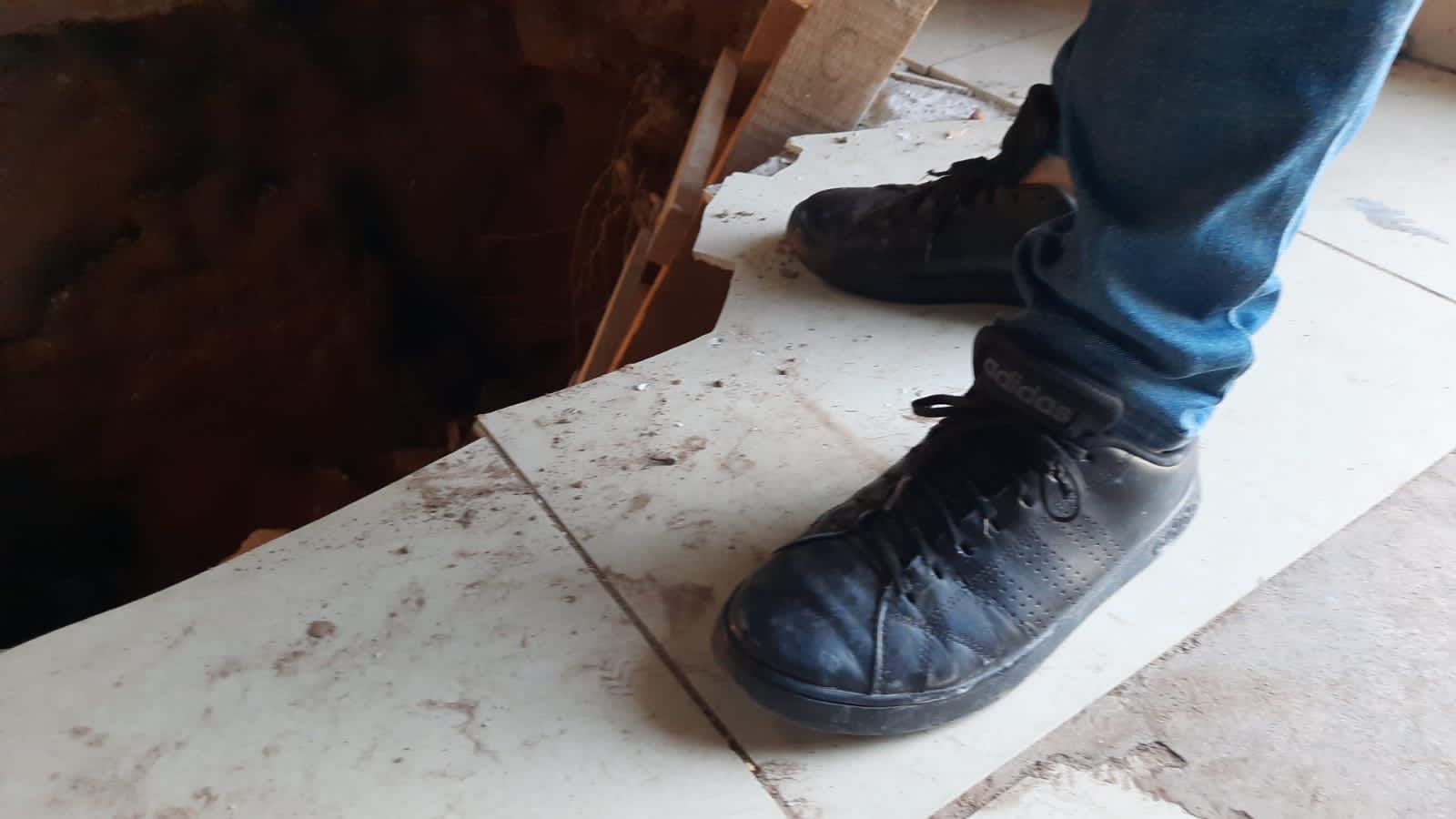 ‘Cuando menos pensé ya estaba adentro con todo y sillón’: testigo del socavón en Culiacán
