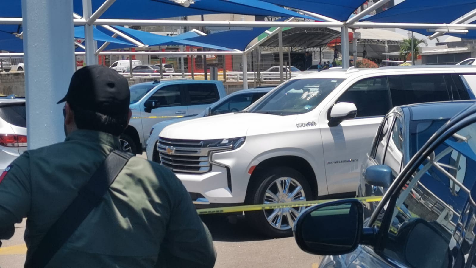 A balazos intentan despojar Suburban de lujo a mujeres, afuera de supermercado en Culiacán