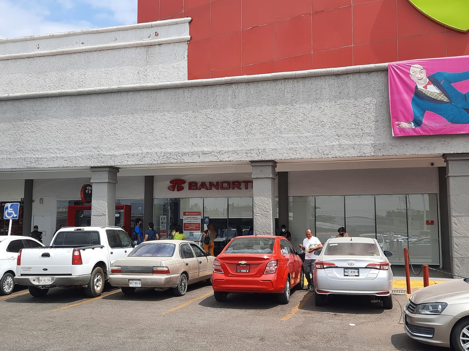 Dentro de un banco, cuentahabiente es despojado de 37 mil pesos en Culiacán