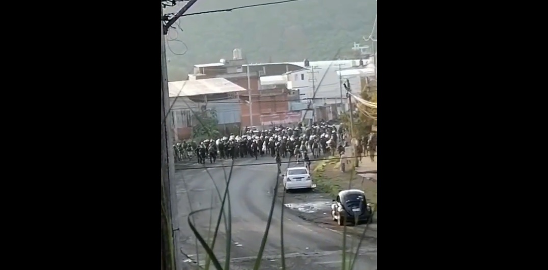 Video: Fuerte despliegue militar recorre las calles de Nuevo San Juan, Michoacán; queman vehículos en Uruapan