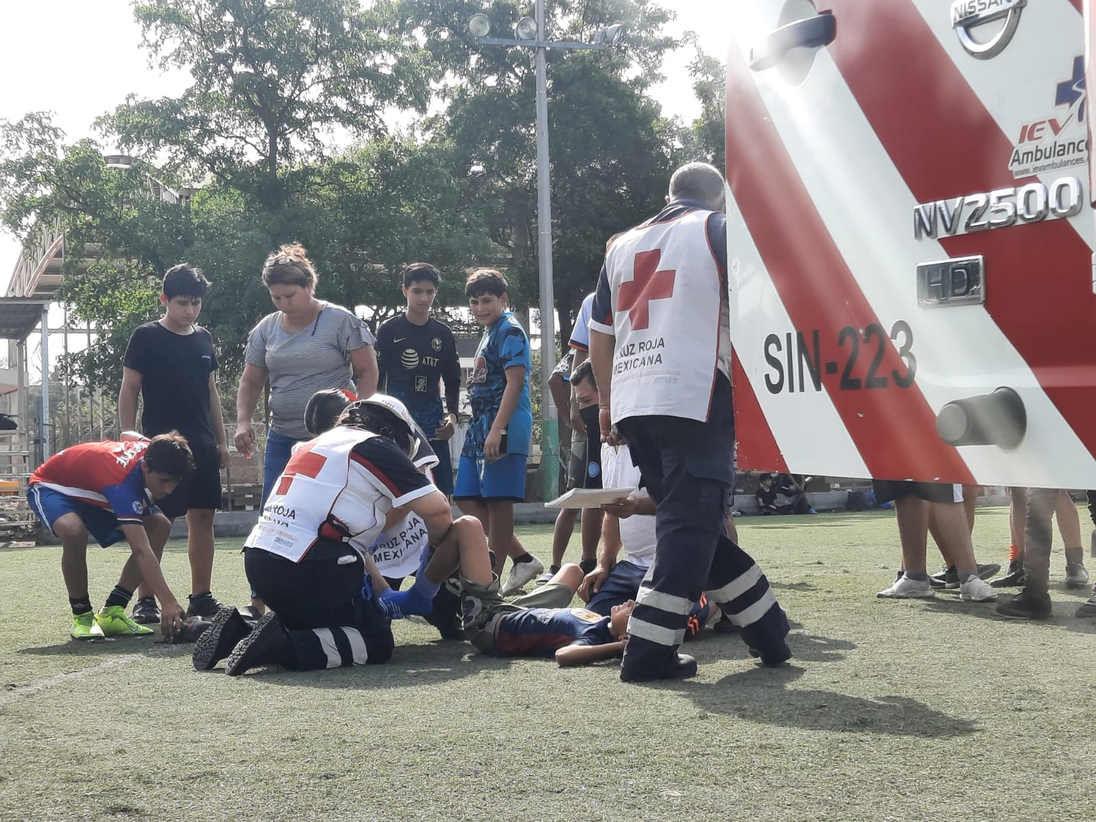 En Culiacán, en pleno partido de fútbol menor de edad presenta probable fractura de tobillo