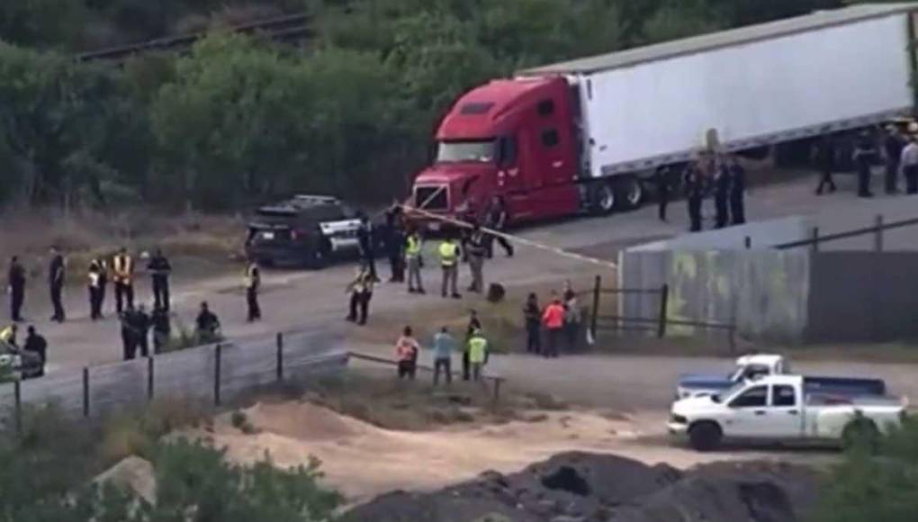 Brutal: Encuentran 42 migrantes sin vida en caja de tráiler en Texas