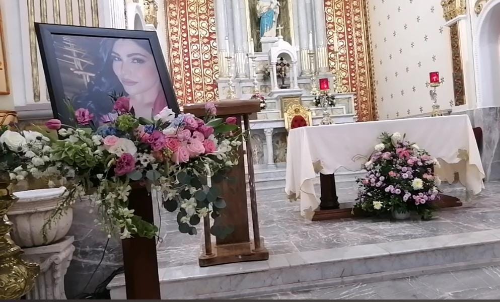 Entre cientos de rosas y globos color rosa, despiden a la doctora Karely, en Guasave