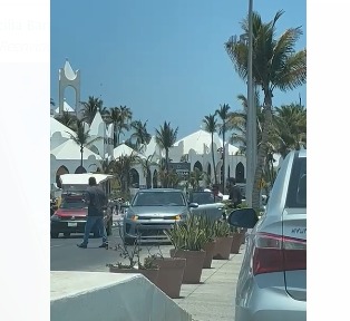 Golpean a un hombre en pleno malecón de Mazatlán