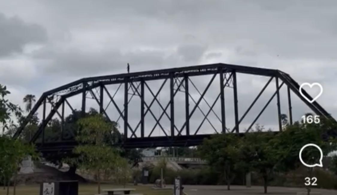 (VIDEO) ¡Sin miedo! Joven reta a las alturas en el Puente Negro, en Culiacán