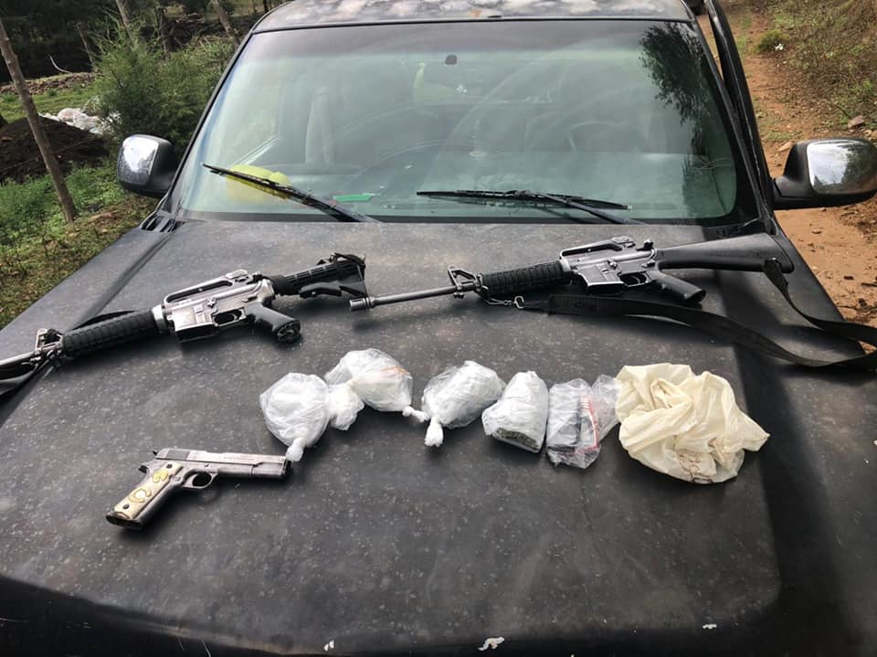 Arrestan a un primo de ‘El Chueco’ y a un acompañante en Urique, Chihuahua; les aseguran armas largas