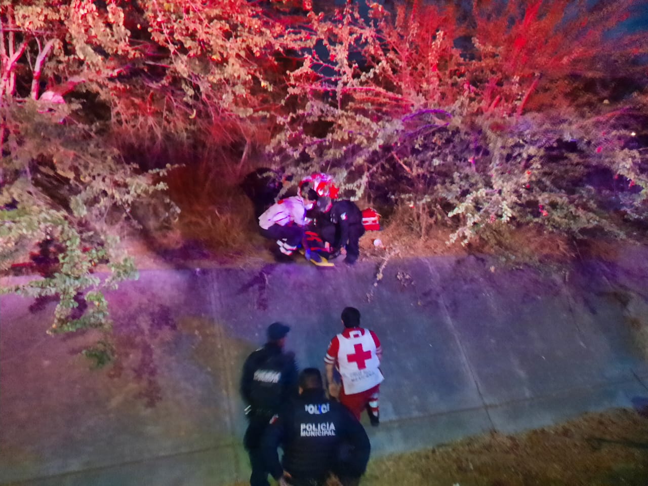 Mujer intenta quitarse la vida; es salvada por policías municipales y Cruz Roja