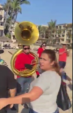 ¿De quién son las playas? Músicos en Mazatlán llegan a tocar y personal de hotel los quiere correr