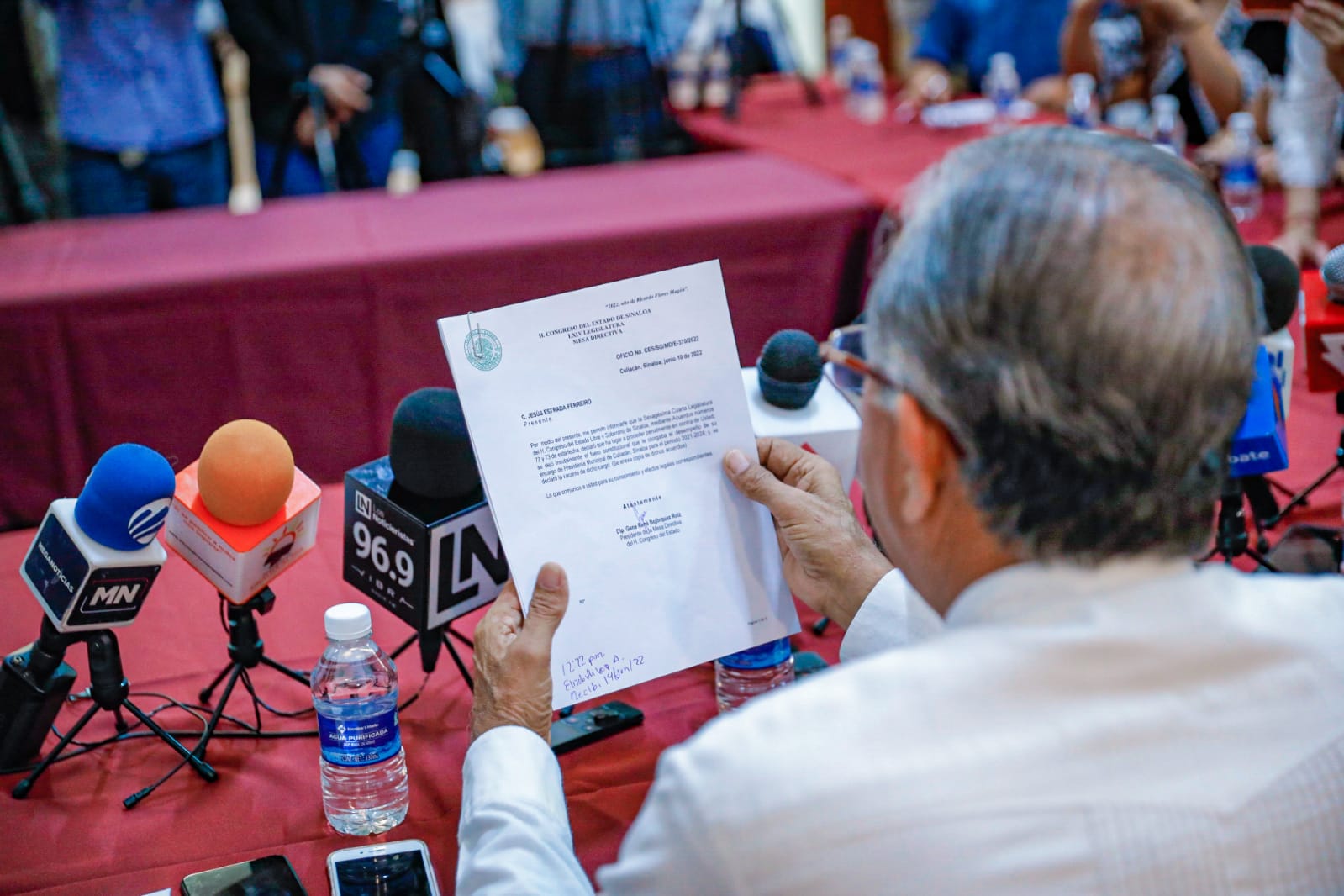 En plena conferencia de prensa, notifican a Estrada Ferreiro de su desafuero y destitución del cargo