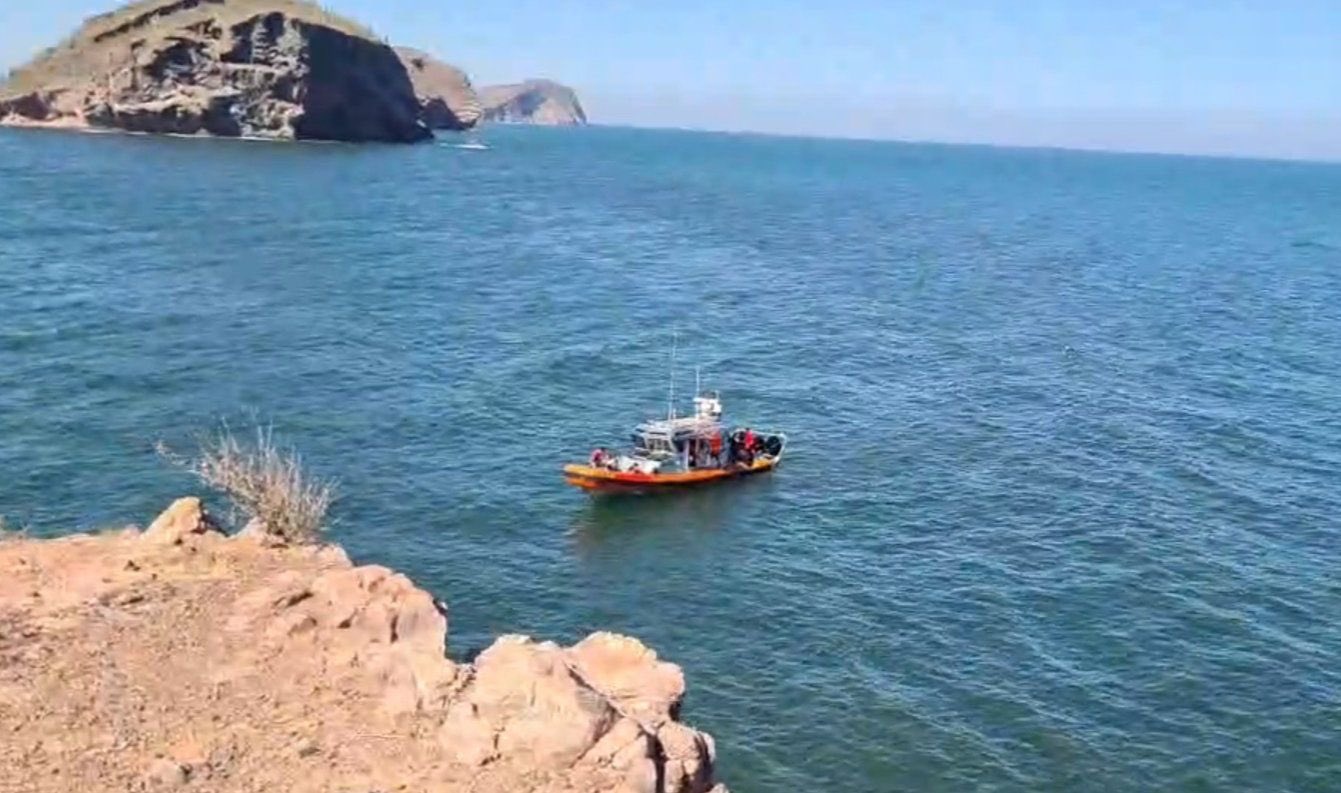 Familia sale a pasear en panga exclusiva para pesca y se vuelca; mueren casi la mitad, dos menores entre ellos