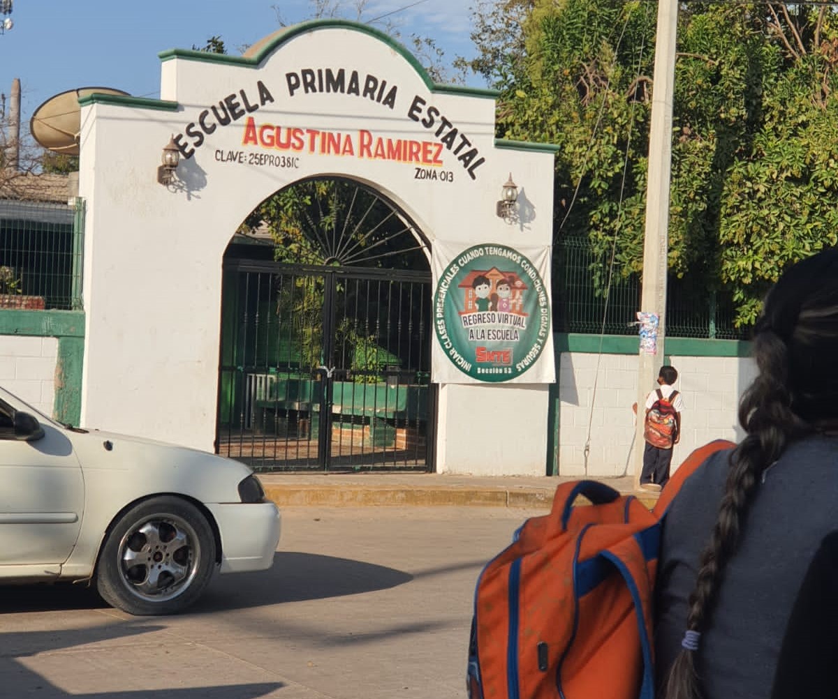 En Mocorito, padres de familia encadenan puertas de la primaria Agustina Ramírez; los niños se están muriendo de calor, reclaman