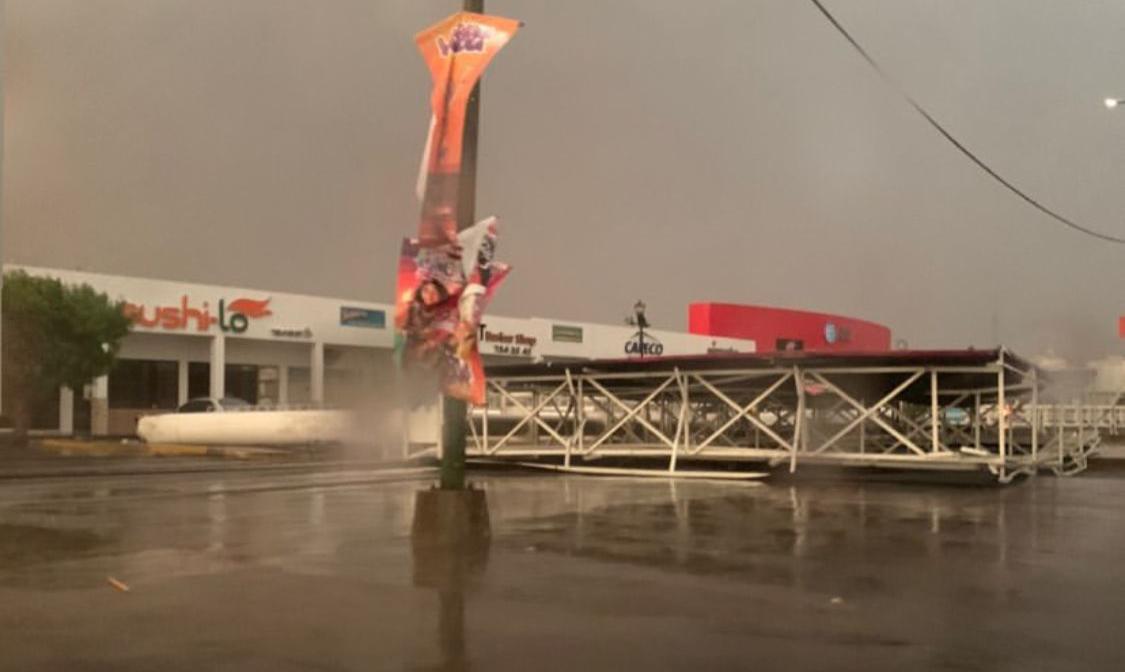 Por lluvias, reportan caída de tres postes de CFE frente a la UAdeO; se habla de personas atrapadas en un vehículo