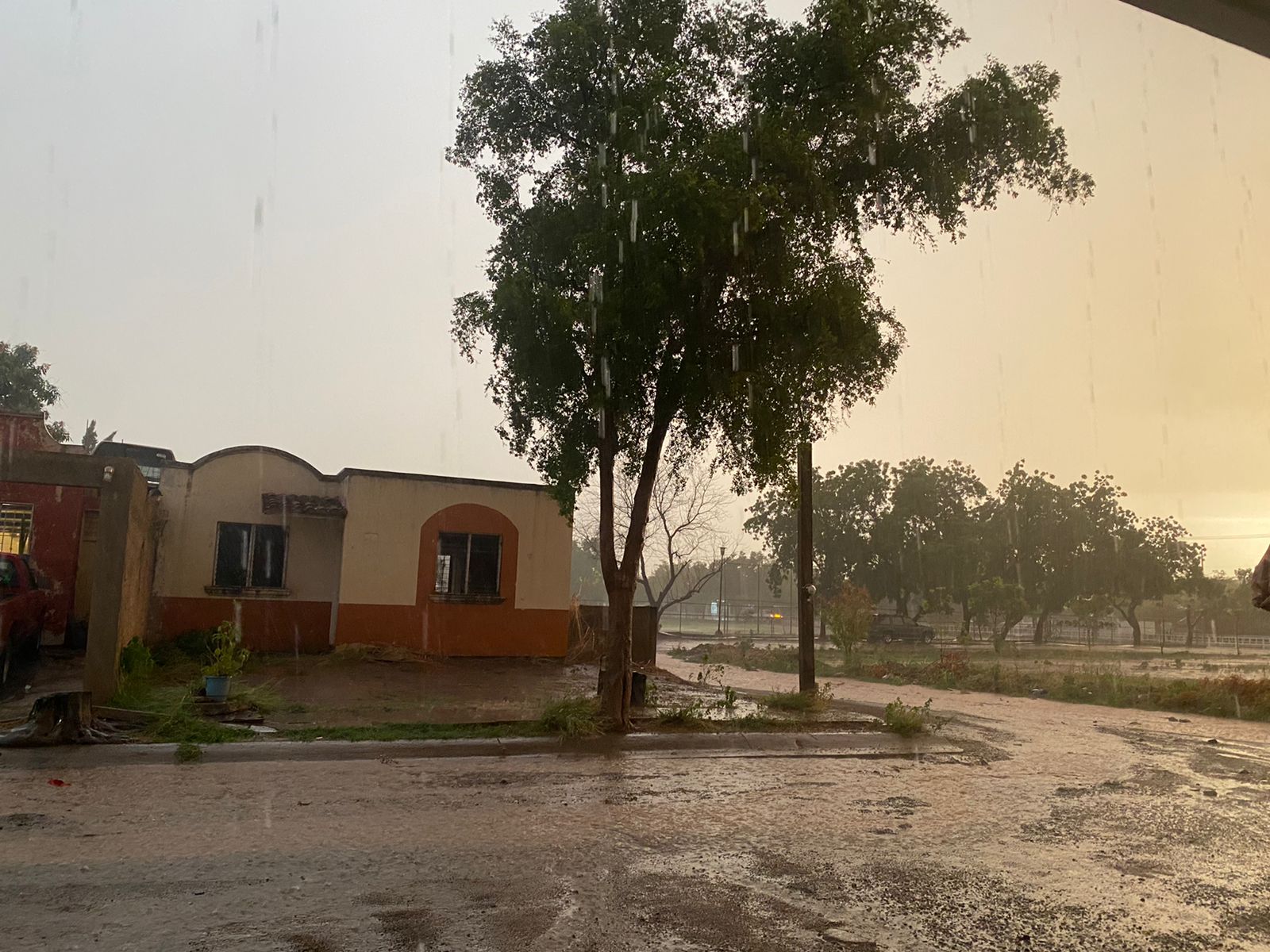 ¡Se vino el agua en Culiacán! Reportan lluvias fuertes en algunos sectores