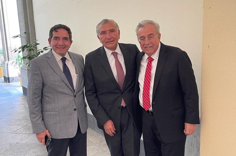 Comparte Rocha Moya foto con el secretario de Gobernación y Cuén Ojeda