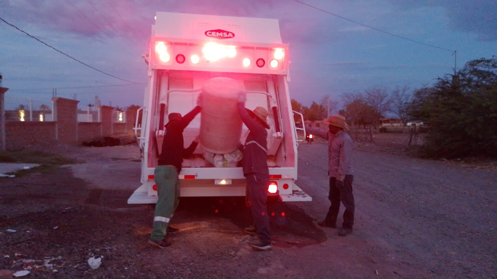Incendiaron camiones de basura para realizar ‘narcobloqueos’ en Culiacán: Roberto Zazueta