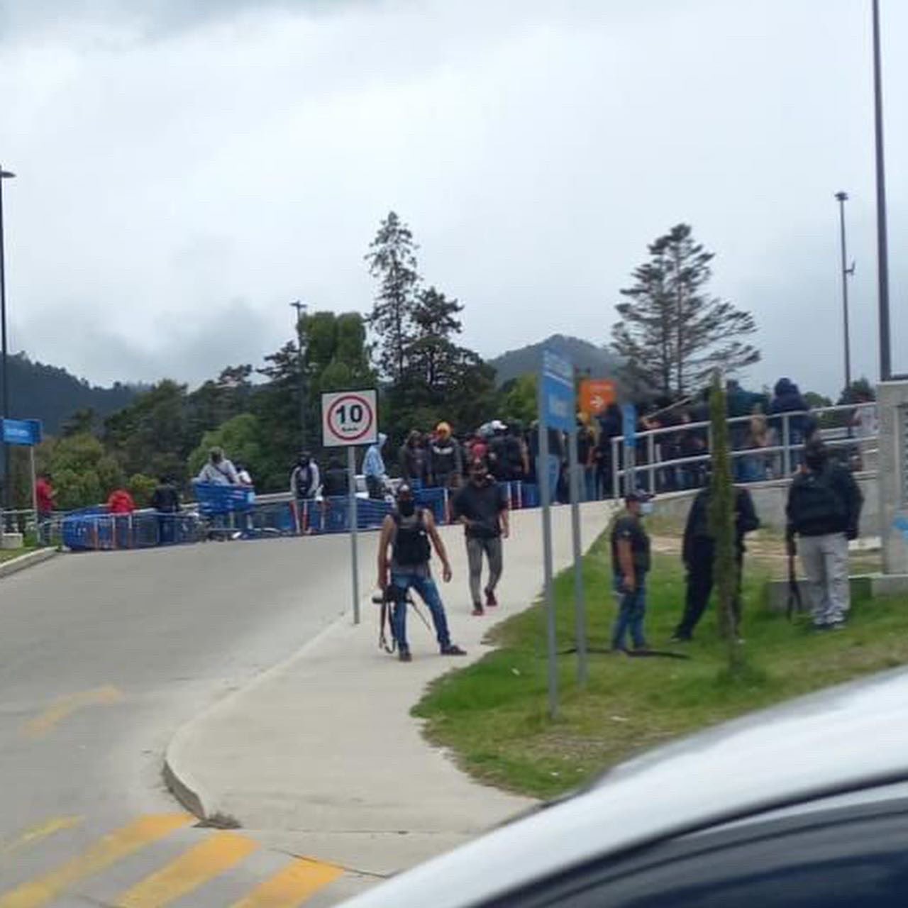 (Video) Con disparos al aire, sujetos armados toman las calles de San Cristóbal de las Casas