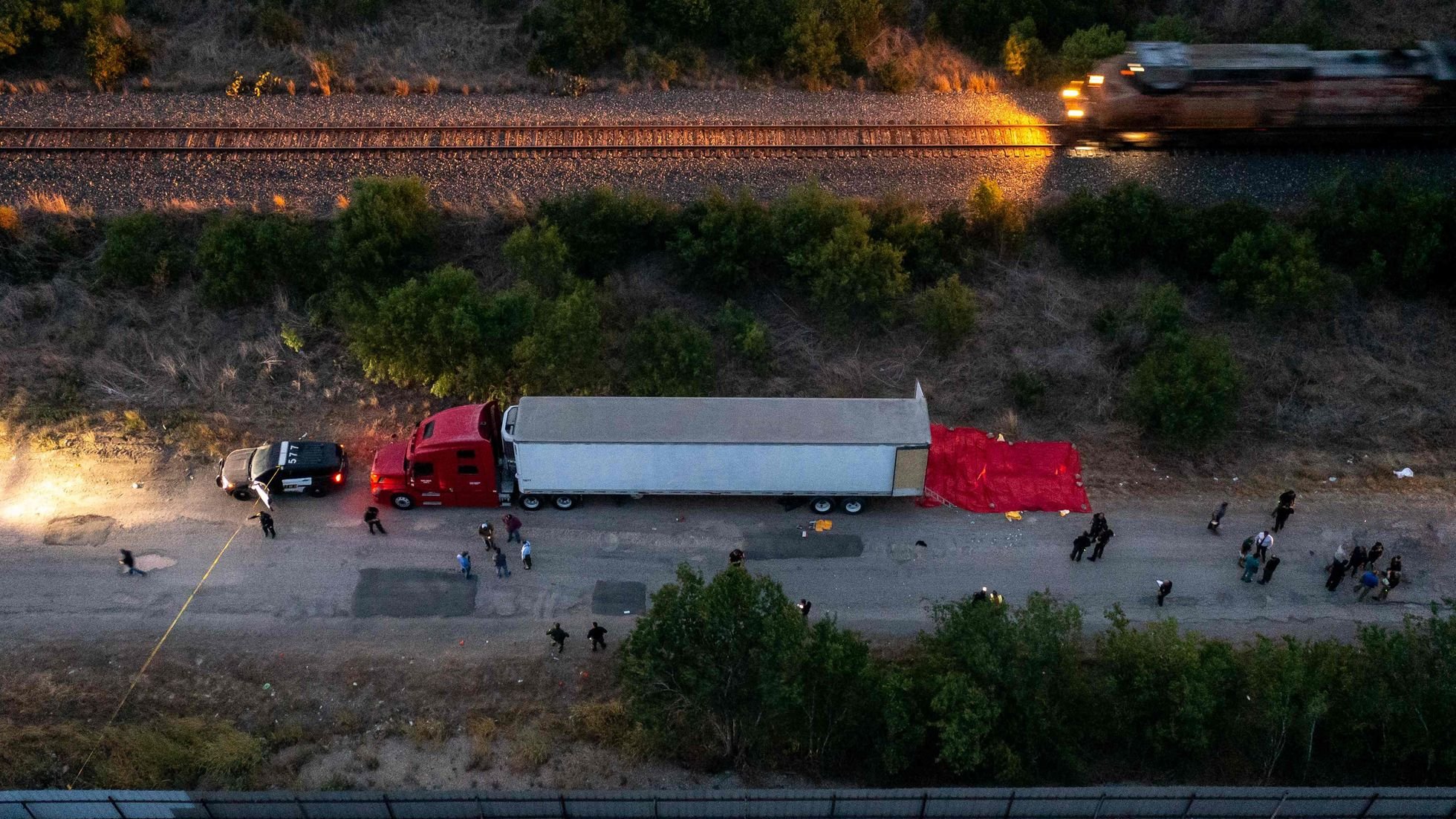 Por la muerte de migrantes abandonados en caja de tractocamión en Texas, procesan a 6 presuntos responsables